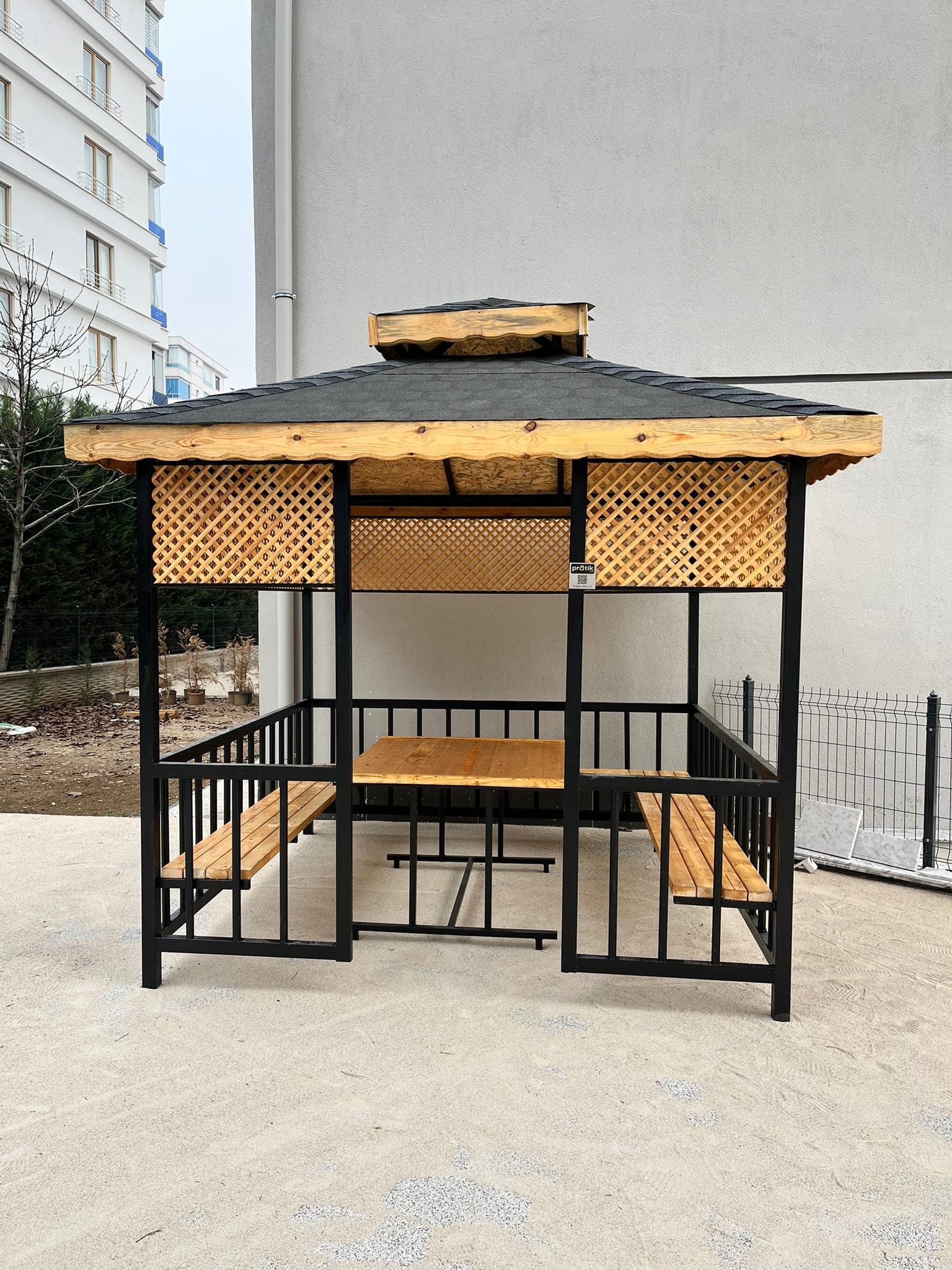 Ahşap ve metal modern bahçe kamelyası